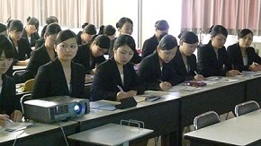 身だしなみ研修中