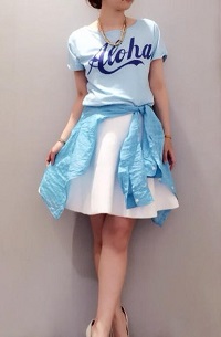 シャツを腰に巻く