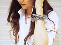 麻のシャツ×シルバーアクセサリー