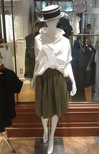 カーキ